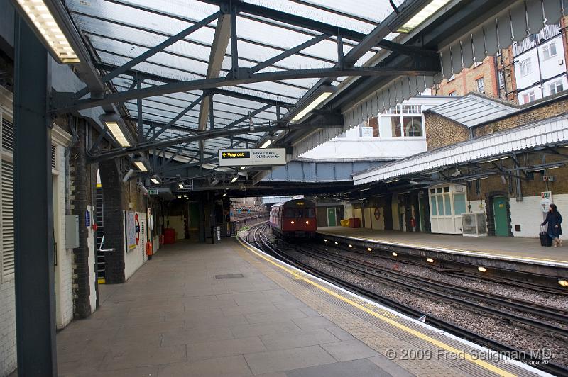 20090409_130006_D3 P1.jpg - London underground